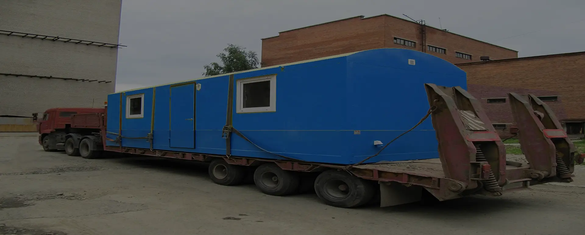 Заказать безопасную и качественную перевозку вагон домов и блок комнат по России из Михайловской специализированными низкорамными тралами